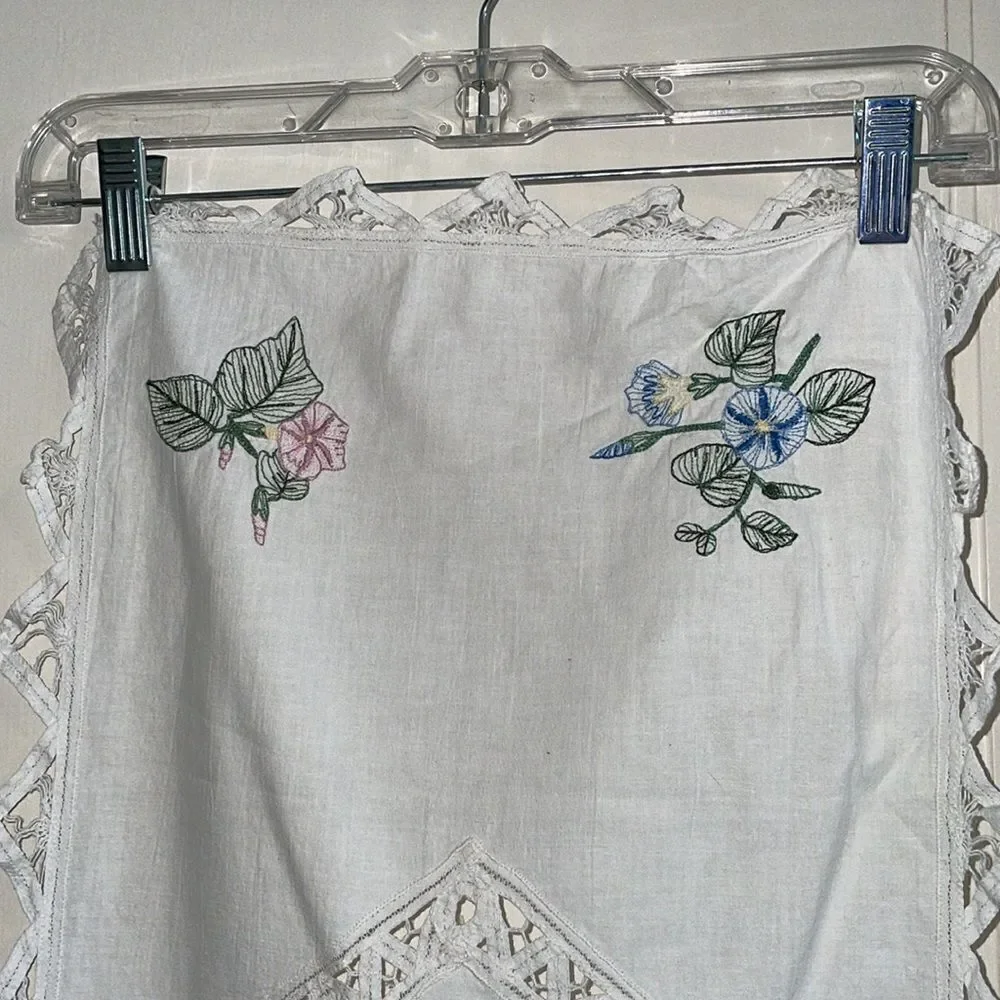 Keeco white cotton table runner with floral embroidery & Battenburg lace‎